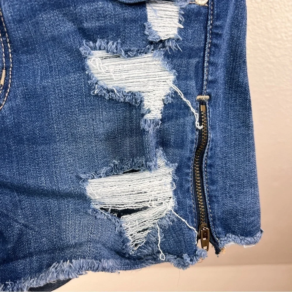 AMERICAN EAGLE OUTFITTERS ‘Only You’Distressed raw hem Shorts.Zipper on each leg